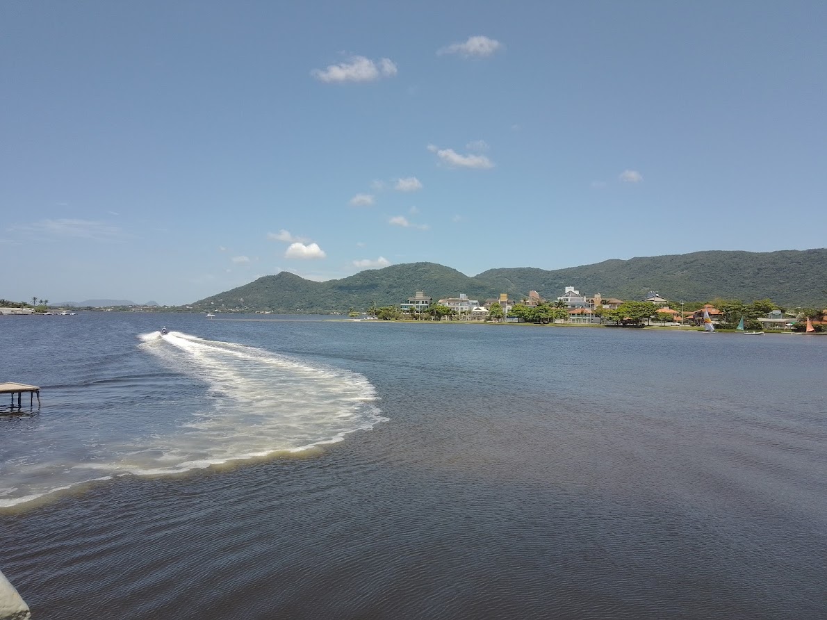 Lagoa da Conceição oferece harmonia, paz, e natureza no leste de Florianópolis