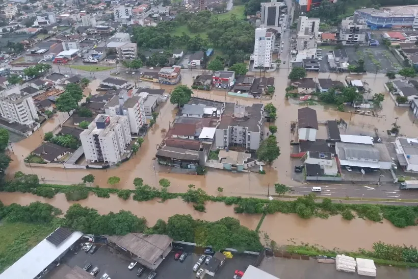 Fortes temporais causam inundações em Santa Catarina