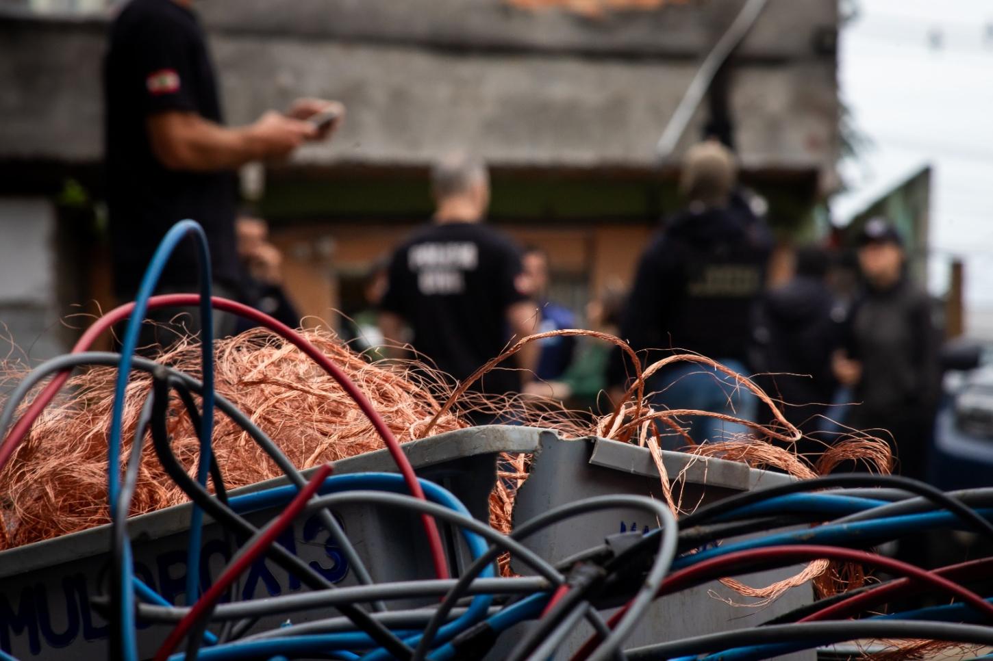 Operação Fio Desencapado encontra trabalhadores em situação irregular em ferro-velho no sul de Florianópolis 