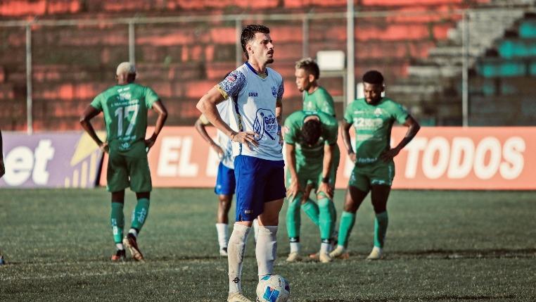 Catarinense destaque no futebol equatoriano, Allyson Luz prorroga contrato: