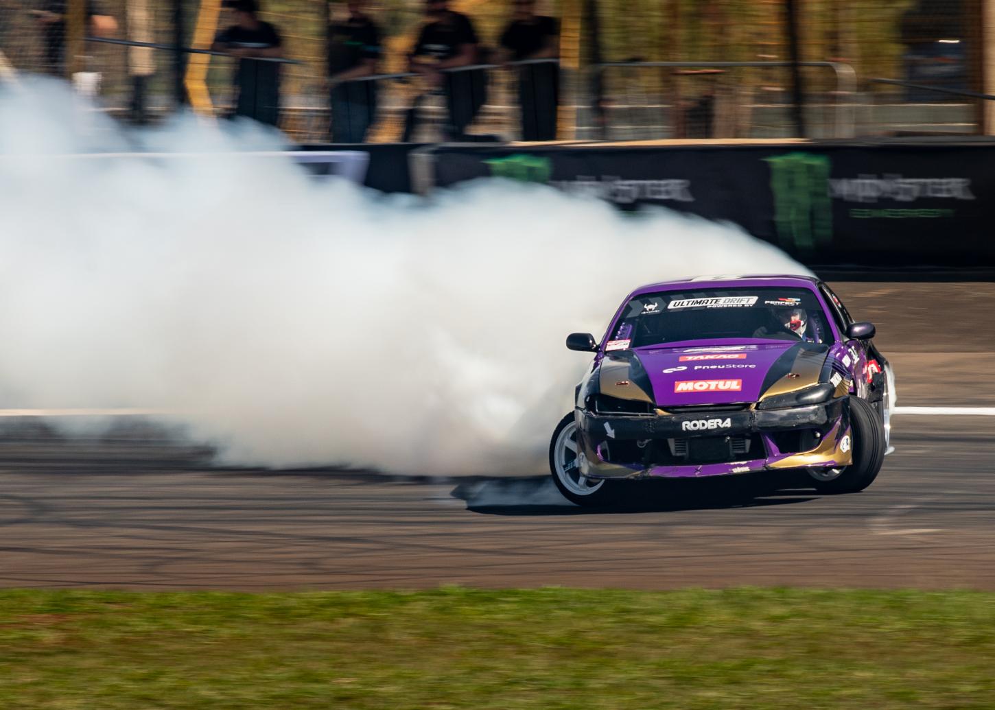 Piloto catarinense Juninho faz história ao competir na Fórmula Drift PRO-AM nos Estados Unidos