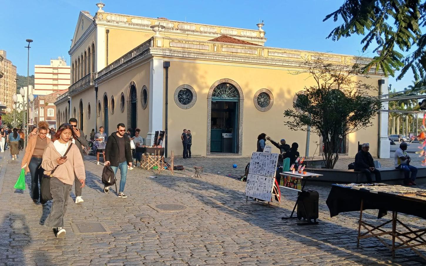 Condição de mar grosso com risco de ressaca deve permanecer em Florianópolis até quarta-feira (30)