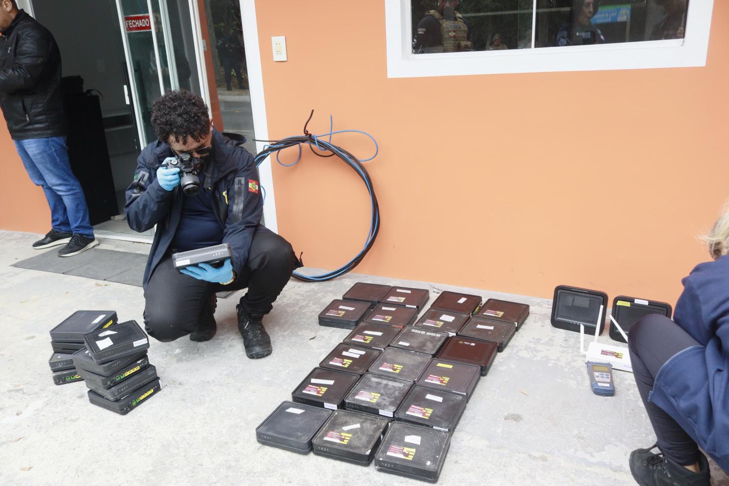 Operação conjunta desmantela centro clandestino de internet em Florianópolis