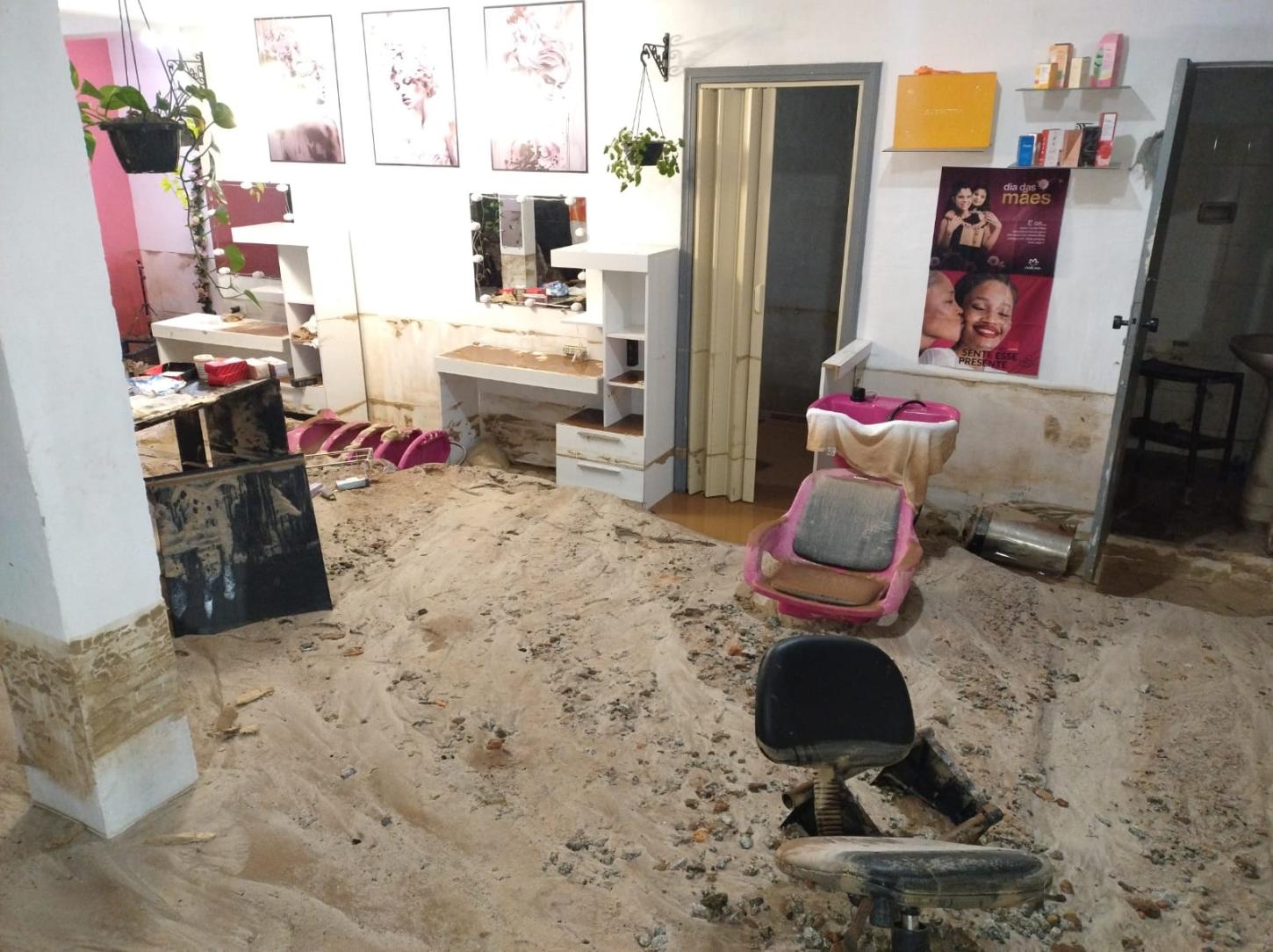 Rompimento de audtora de água nesta madrugada fria, atingiu 6 residências na região continental da Capital