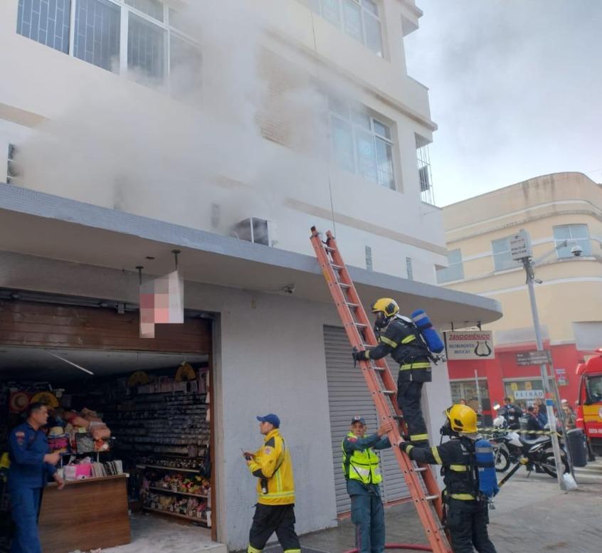 Uso de técnicas de ventilação e rápida atuação do CBMSC contêm incêndio em loja no Centro de Florianópolis