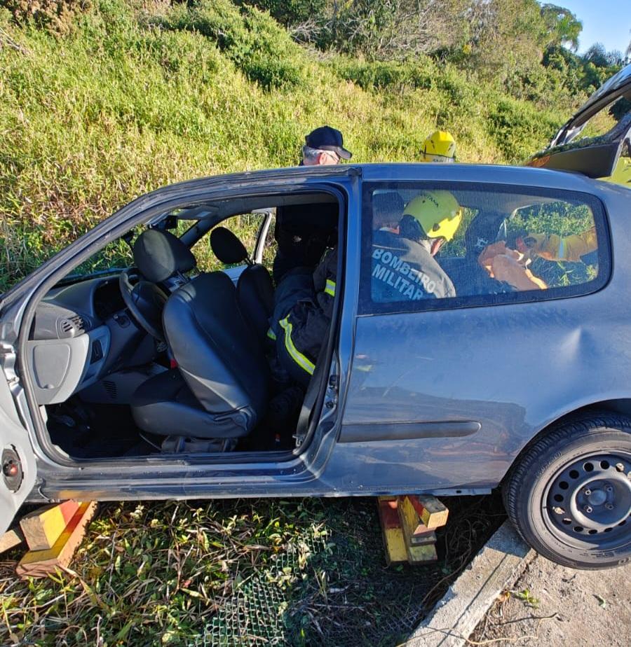 ACIDENTE DE TRÂNSITO DEIXA VÍTIMA ENCARCERADA  NO VEÍCULO EM FLORIANÓPOLIS.