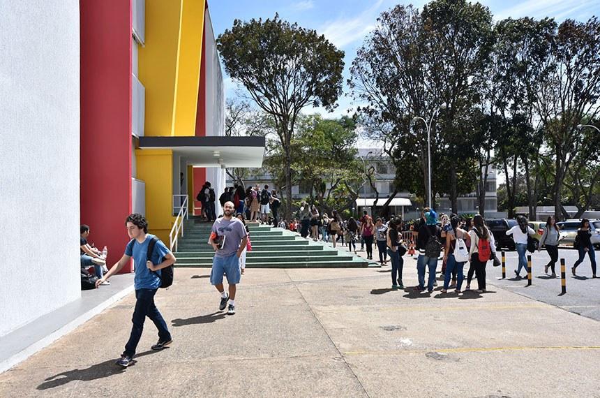 Proibição de discriminar bolsistas em escolas particulares segue à Câmara