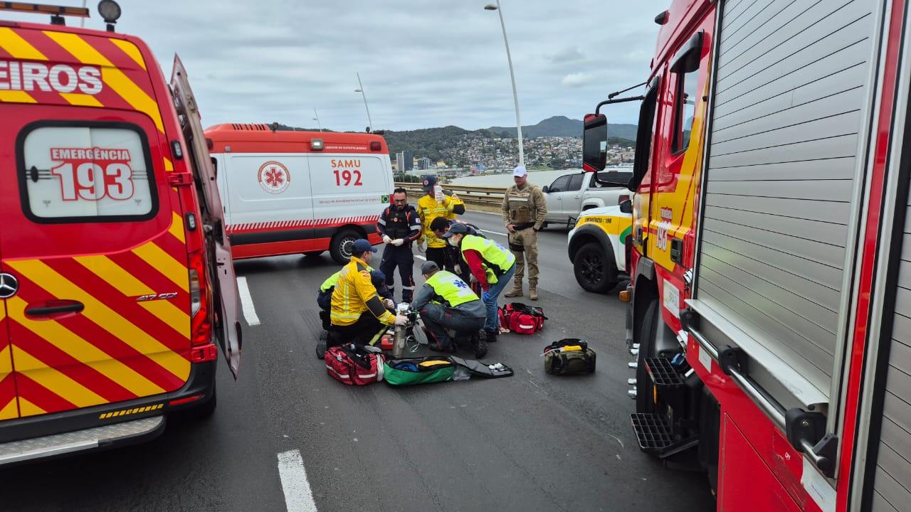 A colisão entre carro e motocicleta deixa uma vítima inconsciente em Florianópolis