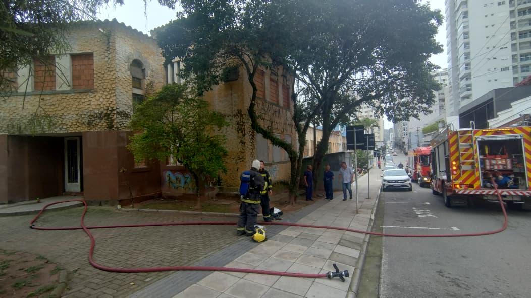 Incêndio é controlado pelo bombeiros no centro de Florianópolis