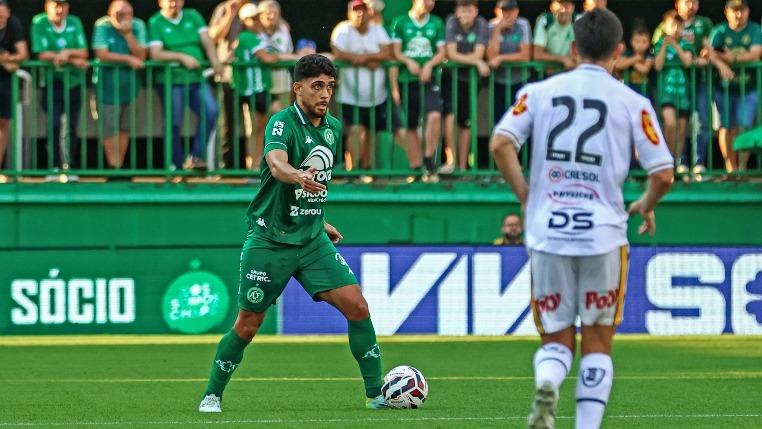 Após um mês ausente, Victor Caetano retorna com assistência decisiva na Chapecoense, chega a oito jogos invicto e reforço confiança em acesso