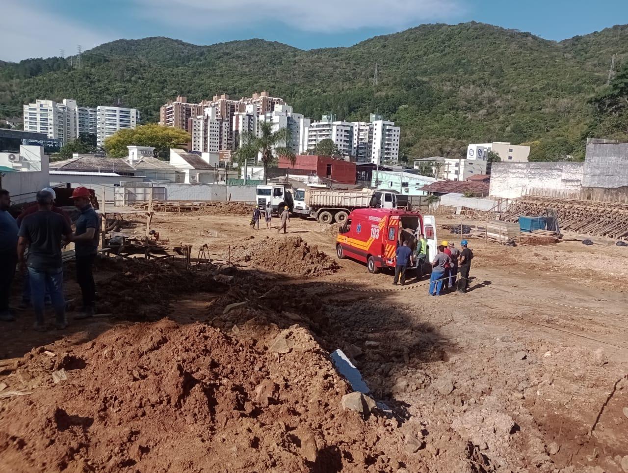 Bombeiros resgatam dois trabalhadores soterrados em obra no Córrego Grande em Florianópolis 