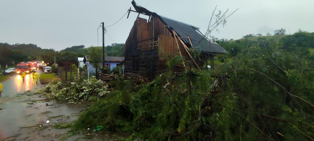 CBMSC atende mais de 230 ocorrências em decorrência dos ventos que atingem Santa Catarina