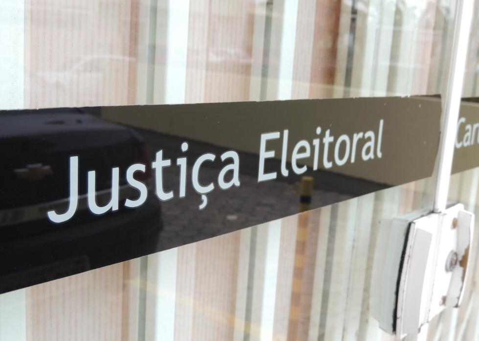 O jogo entre os poderes estaduais e federal na justiça eleitoral do Brasil