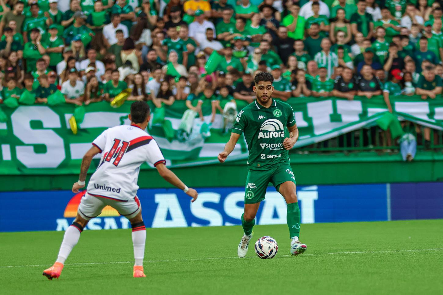 Com contrato para 2026, Victor Caetano admite sonho realizado com acesso pela Chapecoense e prevê novas conquistas na carreira