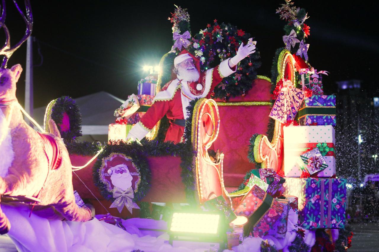 Cortejo do Papai Noel na Beira-Mar Continental recebeu mais de 20 mil pessoas neste domingo(14)