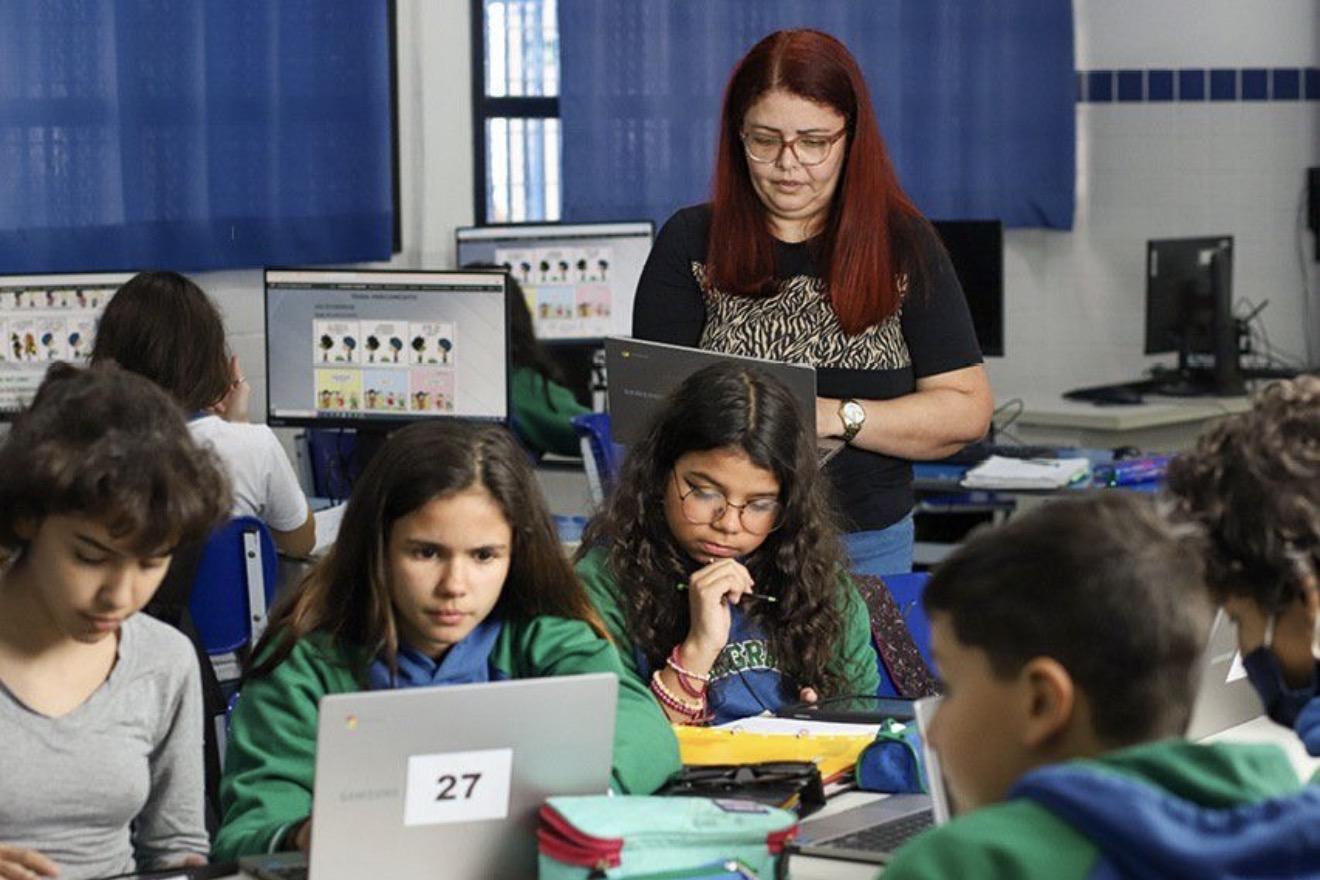 EDUCAÇÃO E TECNOLOGIA
