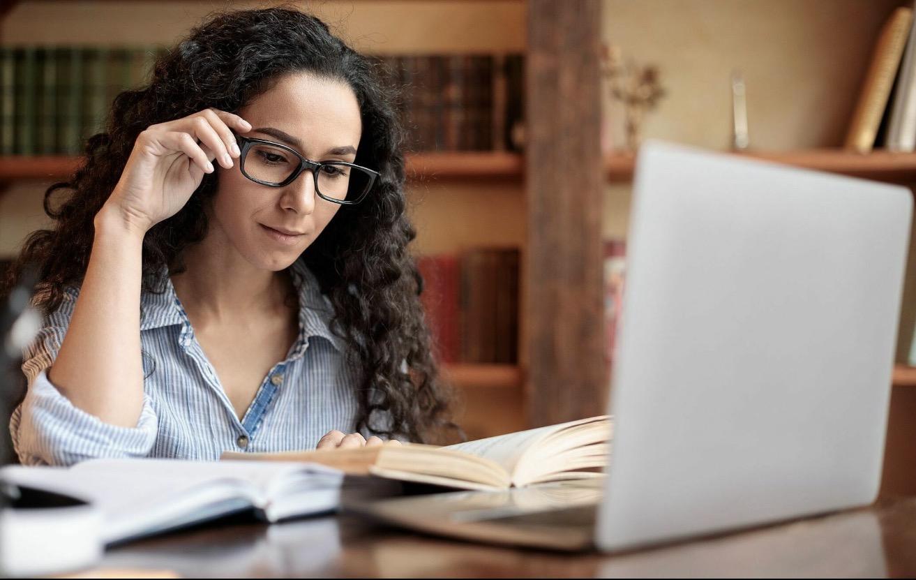 Formação docente e material didático:  quando o livro apoia o ensino — e quando limita a profissão