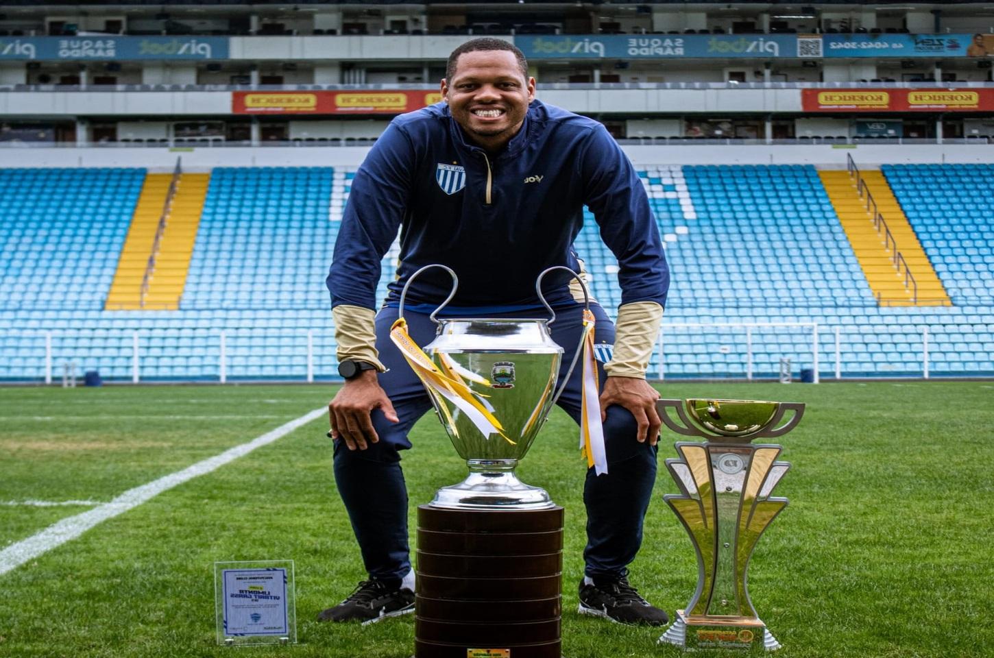 Multicampeão na base do Avaí, técnico Bruno Saymon conclui Licença PRO da CBF Academy