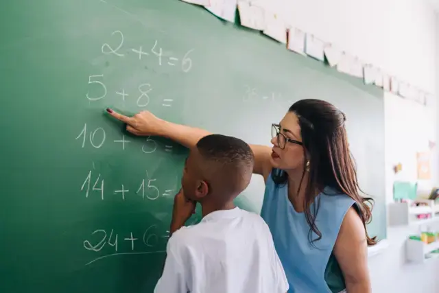 Ninguém nasce ruim em matemática — mas muitos aprendem a ter medo dela