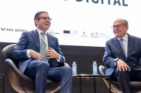 Hugo Motta e Gilmar Mendes em evento de Lisboa.