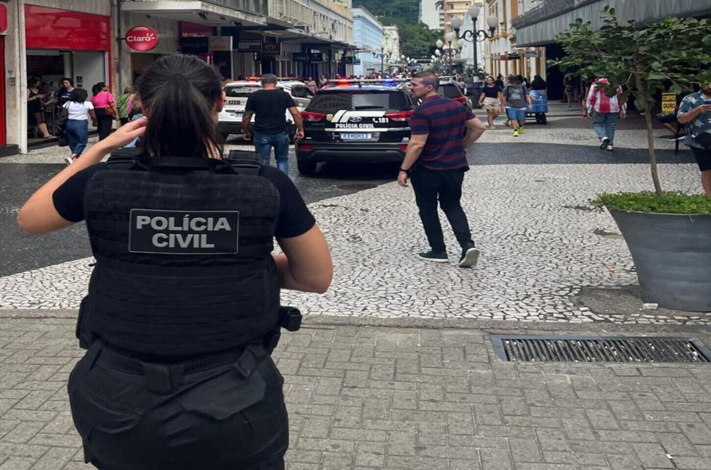 Polícia Civil cumpre três mandados e investiga estúdios fotográficos por golpes contra consumidores em Florianópolis