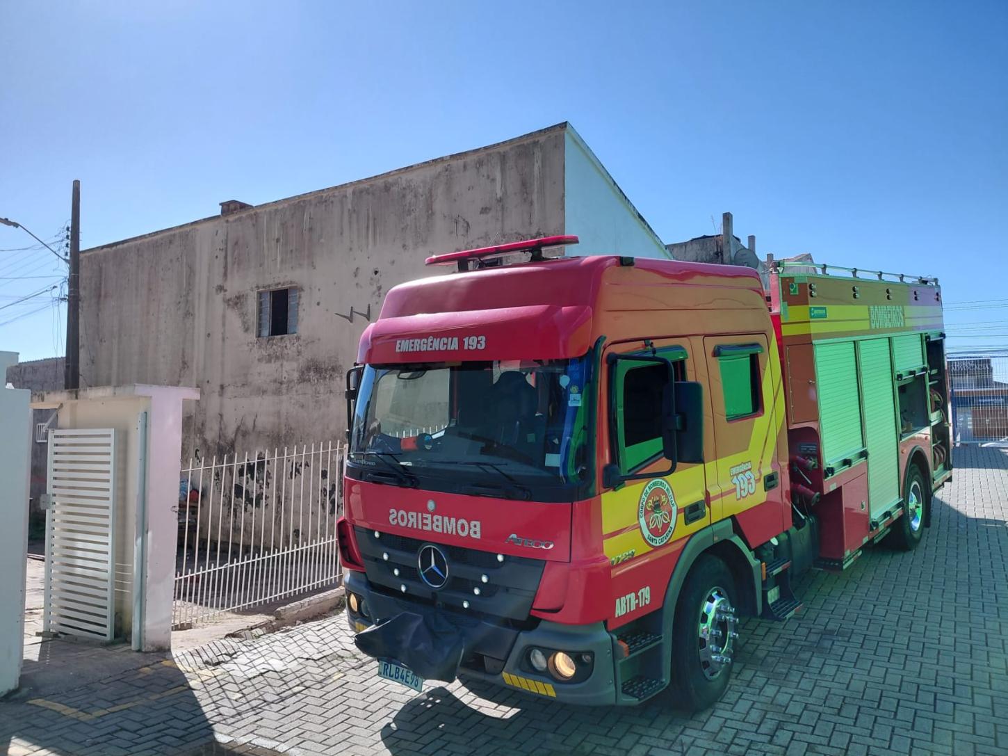 BOMBEIROS CONTROLAM INCÊNDIO EM RESIDÊNCIA E RESGATAM MORADORA NO BAIRRO INGLESES, EM FLORIANÓPOLIS