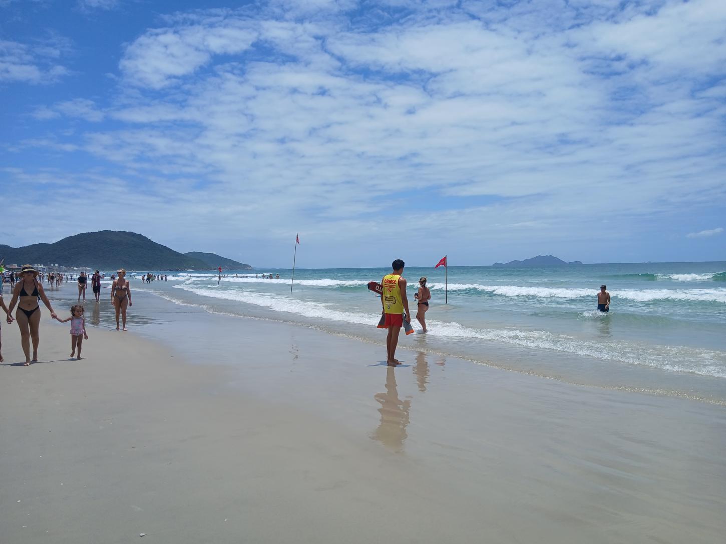 BOMBEIROS RESGATAM TURISTA URUGUAIA APÓS AFOGAMENTO NA PRAIA DOS INGLESES.