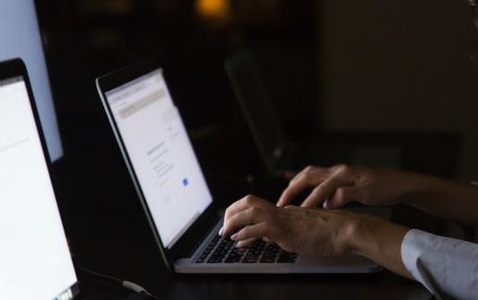 Com 9 milhões de brasileiras vítimas de violência digital, cibersegurança entra no centro de debate corporativo