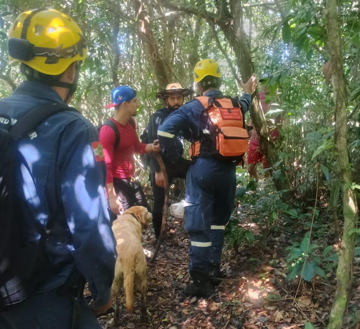 CORPO DE BOMBEIROS MILITAR LOCALIZA CORPO DURANTE BUSCAS EM TRILHA NO NORTE DA ILHA EM FLORIANÓPOLIS 