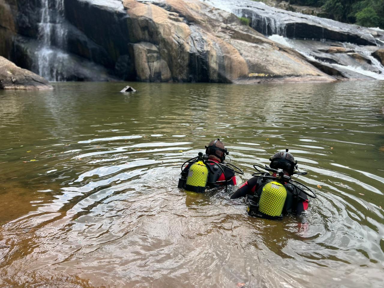 CORPO DE BOMBEIROS MILITAR REALIZA BUSCAS POR ADOLESCENTE DESAPARECIDO EM ÁREA DE CACHOEIRA EM SÃO JOSÉ EM SC