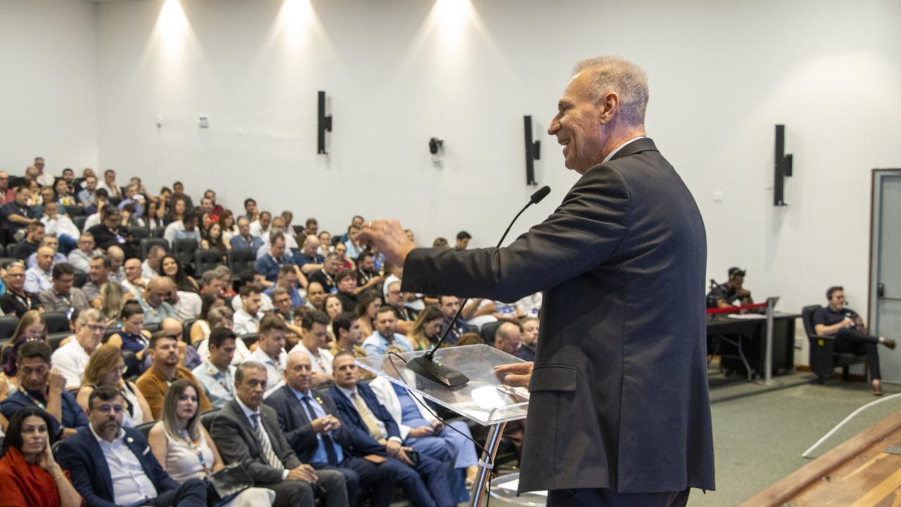 Em encontro estadual de vereadores, presidentes do TCE/SC e do TRE catarinense reforçam importância da democracia para o país