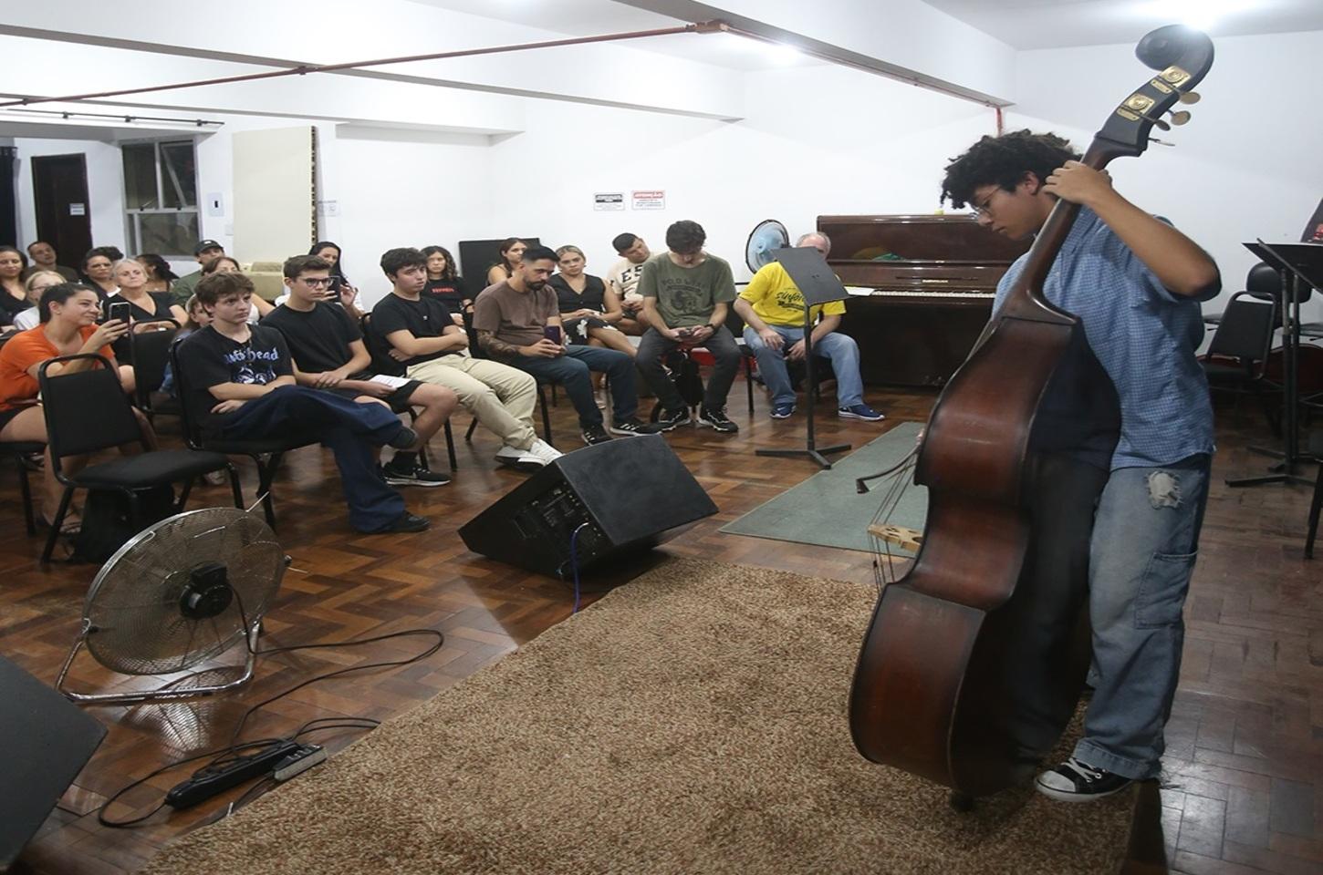 Escola da Orquestra Sinfônica de SC oferece curso gratuito de oboé e fagote para alunos de escolas públicas