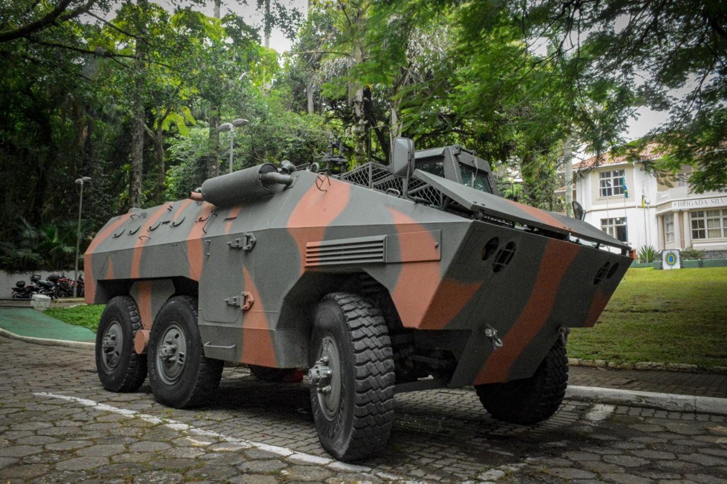 Exército Brasileiro entrega primeiro blindado à Polícia Militar de Santa Catarina em ato histórico