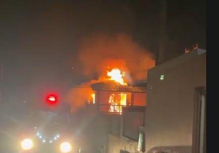 INCÊNDIO ATINGE RESIDÊNCIA NO BAIRRO CAPOEIRAS NA REGIÃO CONTINENTAL DE FLORIANÓPOLIS 