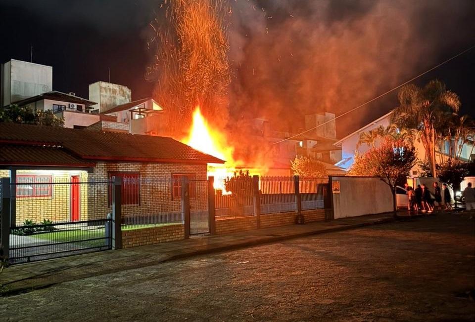 Incêndio em residência movimenta os bombeiros em Florianópolis