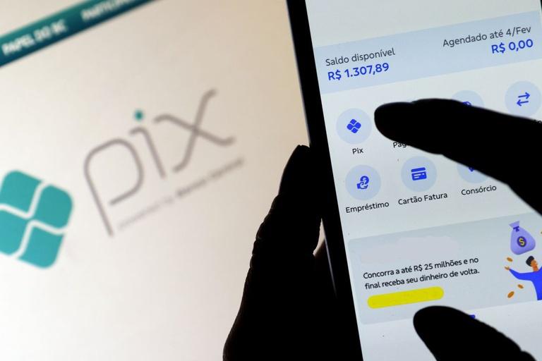 Inflação dos últimos 12 meses recua e fica abaixo de 4% pela primeira vez em quase dois anos