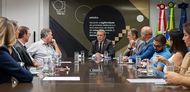 Justiça Eleitoral de SC e FECAM assinam termo de parceria para eleições de 2026
