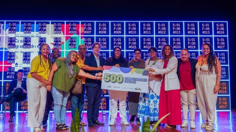 Ministério das Comunicações doa 500 computadores para fortalecer atendimento à população na 1ª Casa da Igualdade Racial do Brasil