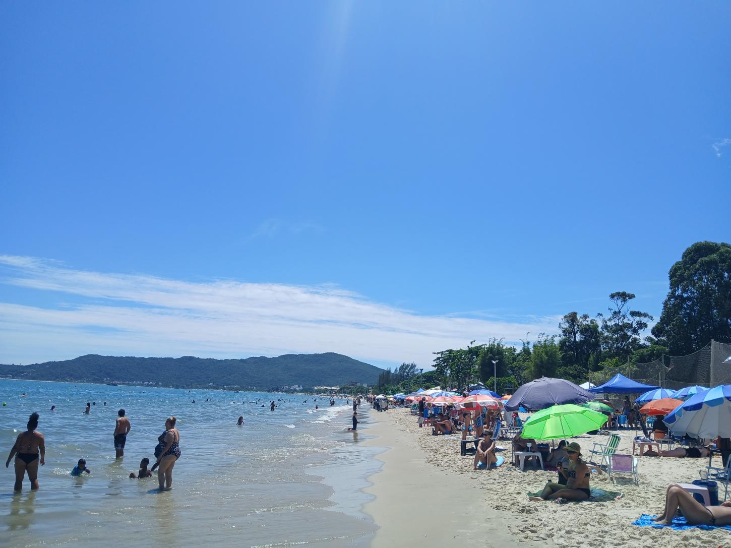 Sol e calor intenso marcam o último fim de semana de verão em Santa Catarina