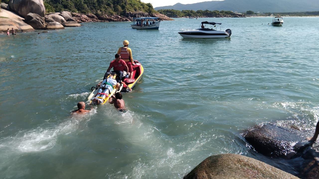 Três pessoas foram socorridas após cair no mar no leste ilha em Florianópolis 