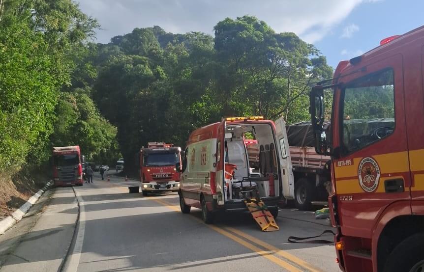 Acidente frontal envolvendo dois caminhões na  BR-282 em Água Mornas na Grande Florianópolis.
