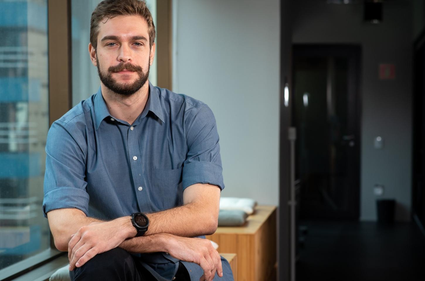 Catarinenses retiram R$ 4 bilhões da poupança nos últimos cinco anos e ampliam entrada em criptoativos.