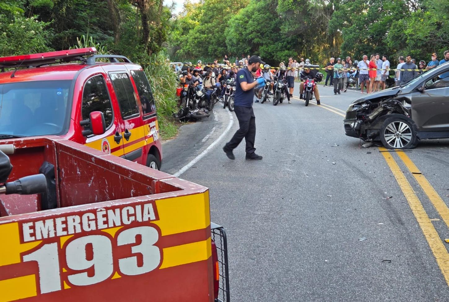 COLISÃO FRONTAL ENTRE CARRO E MOTOCICLETA DEIXA UMA VÍTIMA FATAL E OUTRA GRAVEMENTE FERIDA EM FLORIANÓPOLIS.