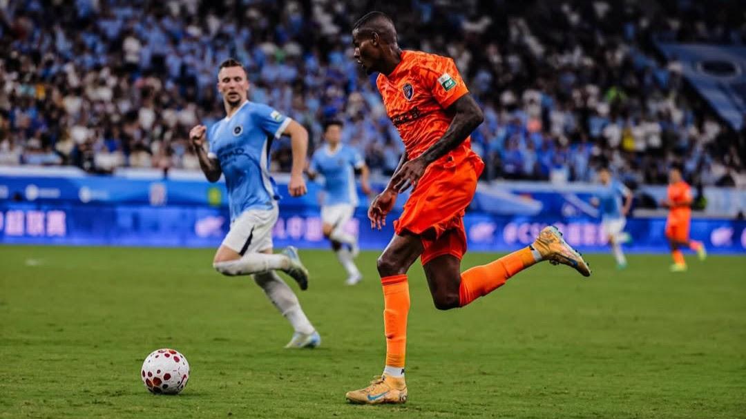 Com protagonismo no futebol chinês, ex-Avaí dá assistência em vitória emocionante e celebra bom início pelo Yunnan Yukun.