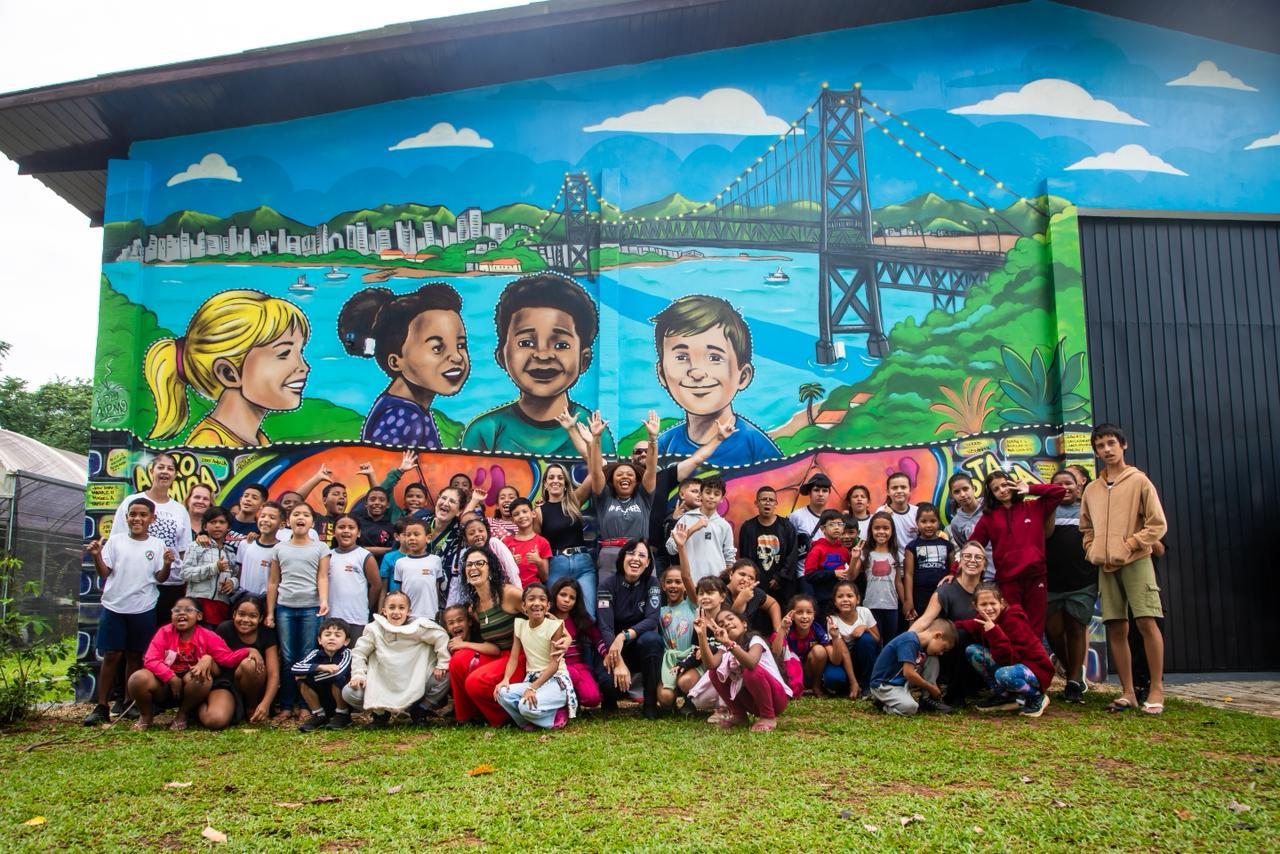 Crianças participam de criação de mural no Jardim Botânico em   homenagem à Ponte Hercílio Luz