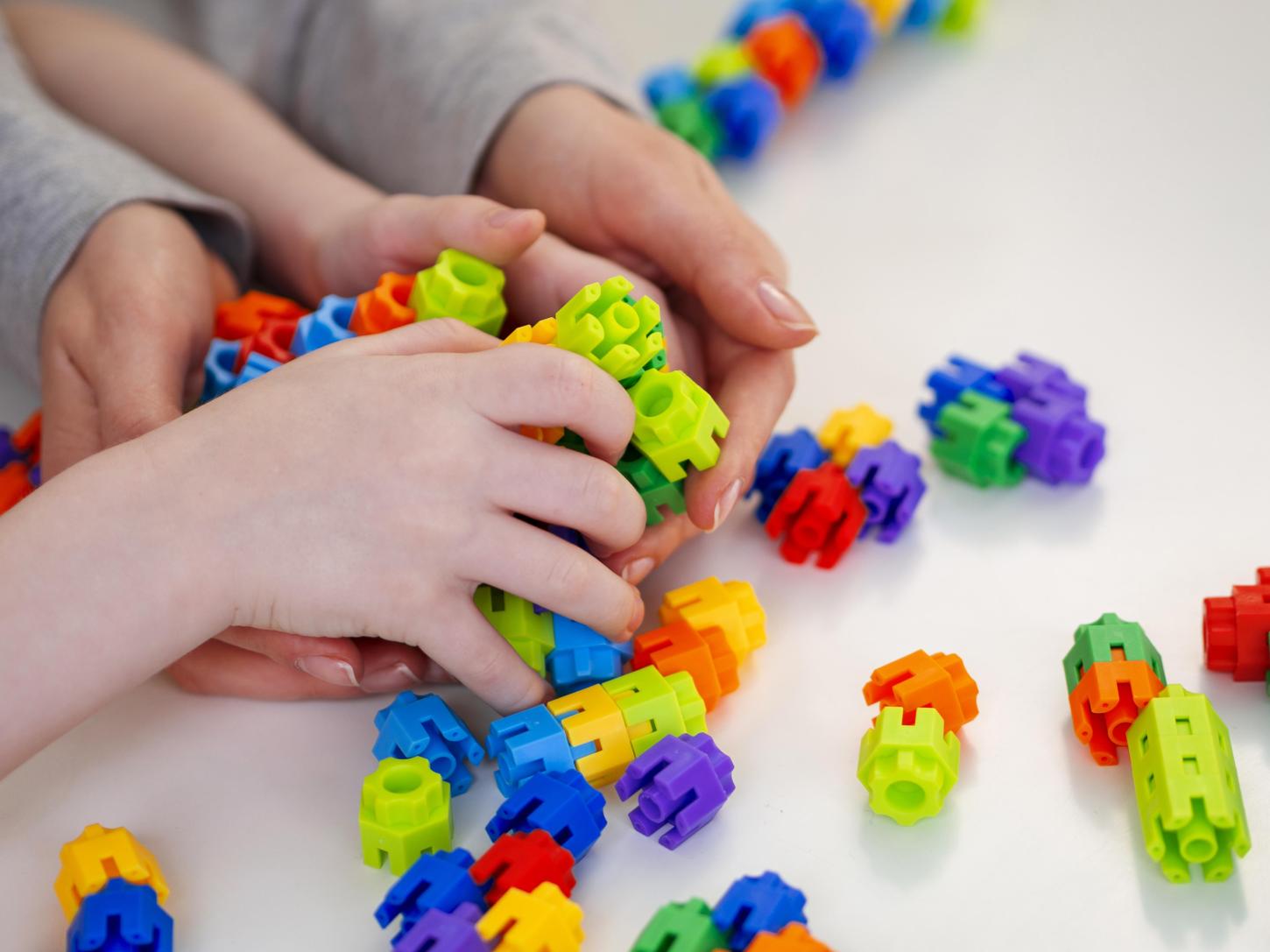 Diagnóstico adequado e psicoterapia promovem desenvolvimento e autonomia de pessoas autistas 