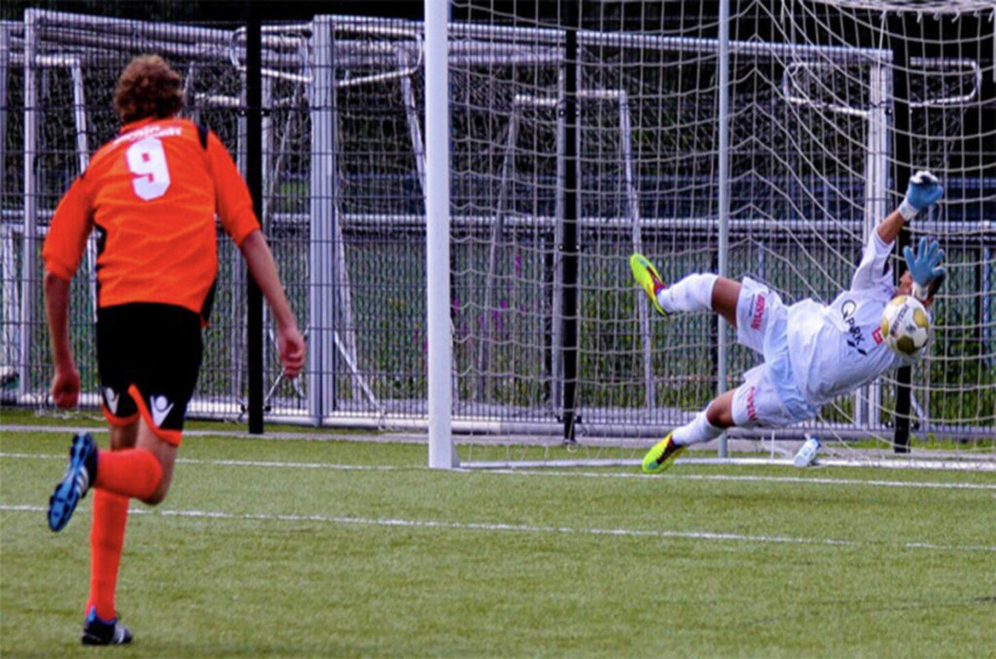 Experiência e gênero de atletas influenciam visão e força do chute nos pênaltis