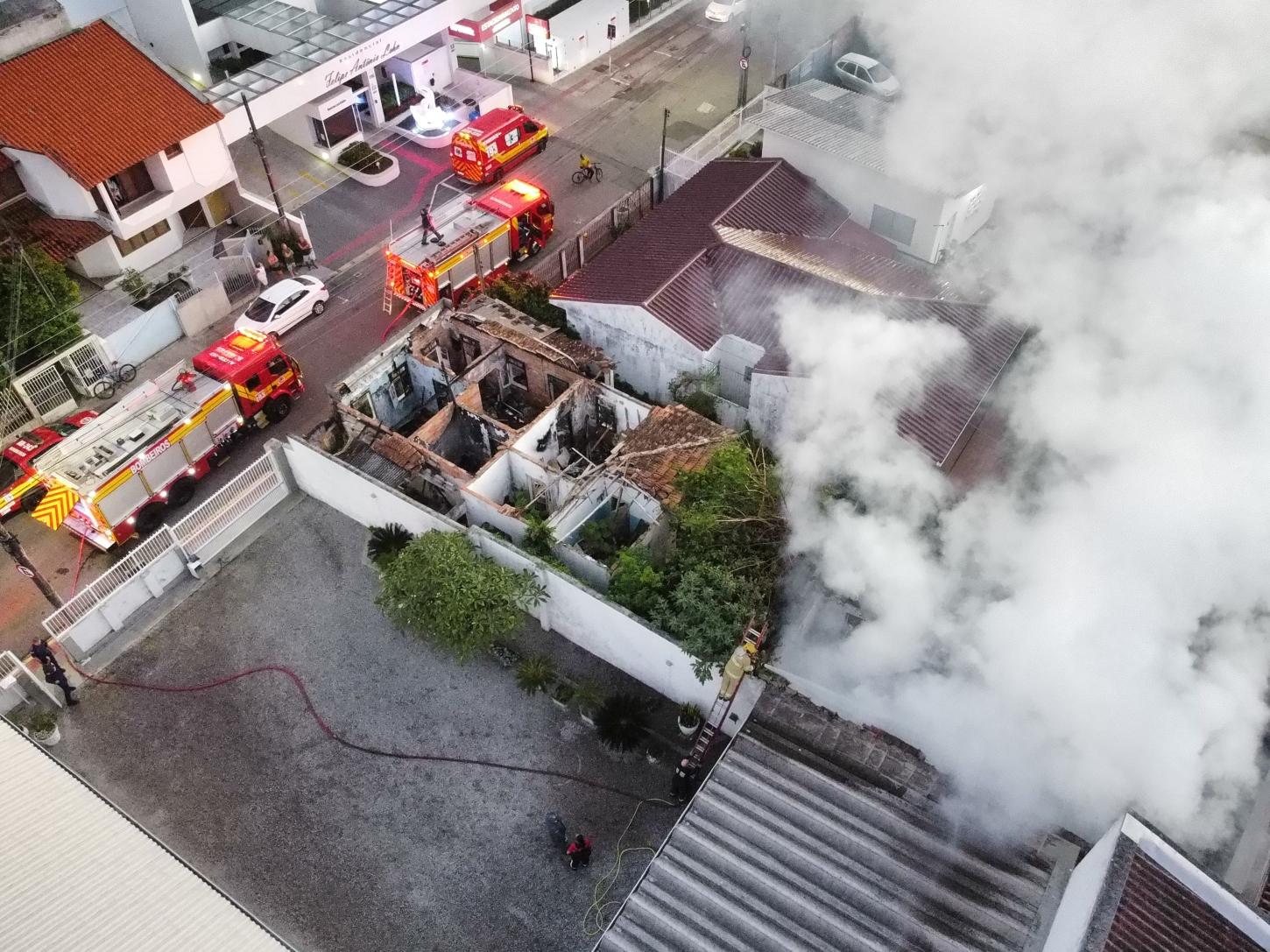 Incêndio destrói residência abandonado em Florianópolis.