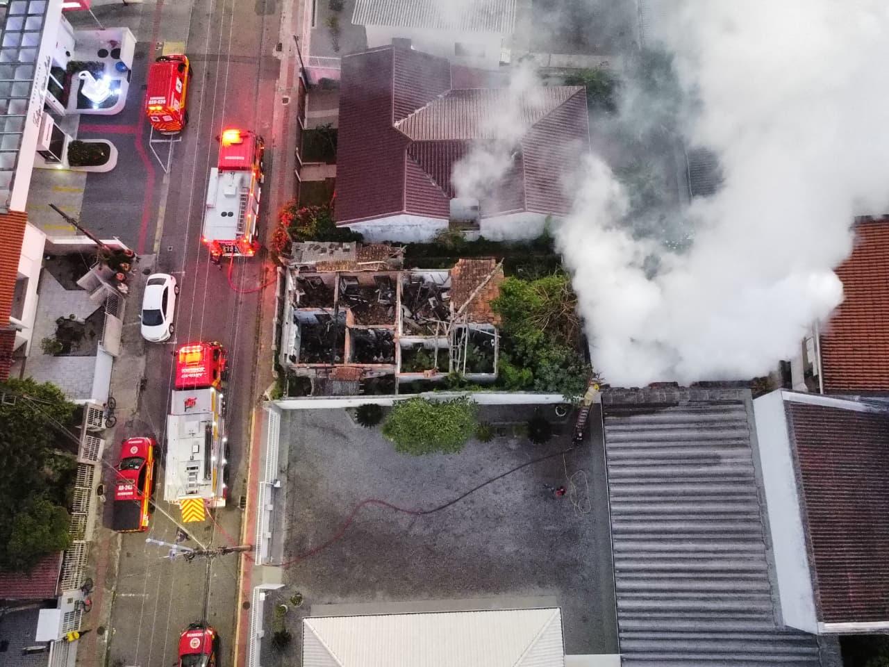 Residência abandonada é distruida pelo fogo
