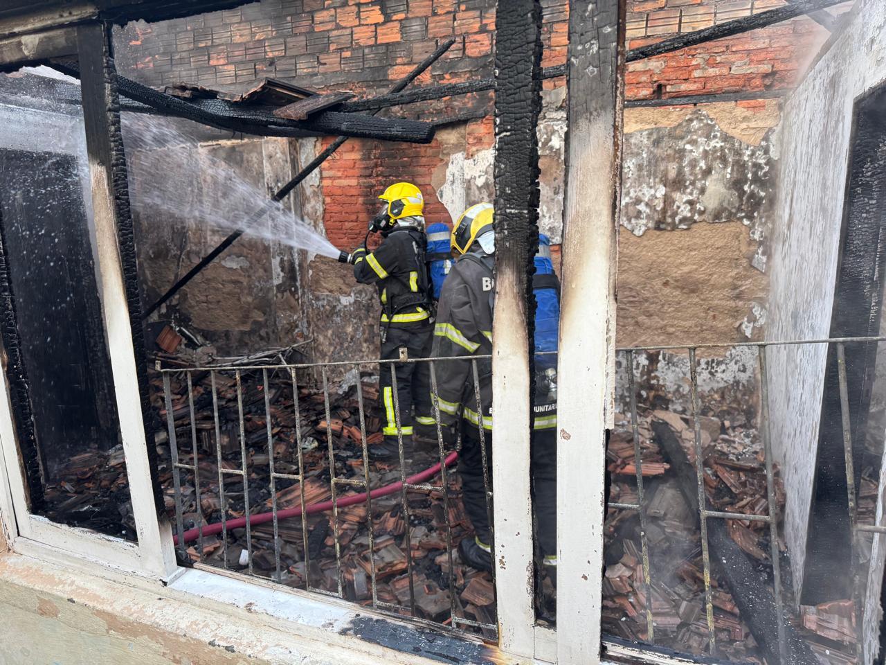 Combate ao fogo em residência abandonada nesta madrugada de segunda-feira, 20 de abril em Florianópolis
